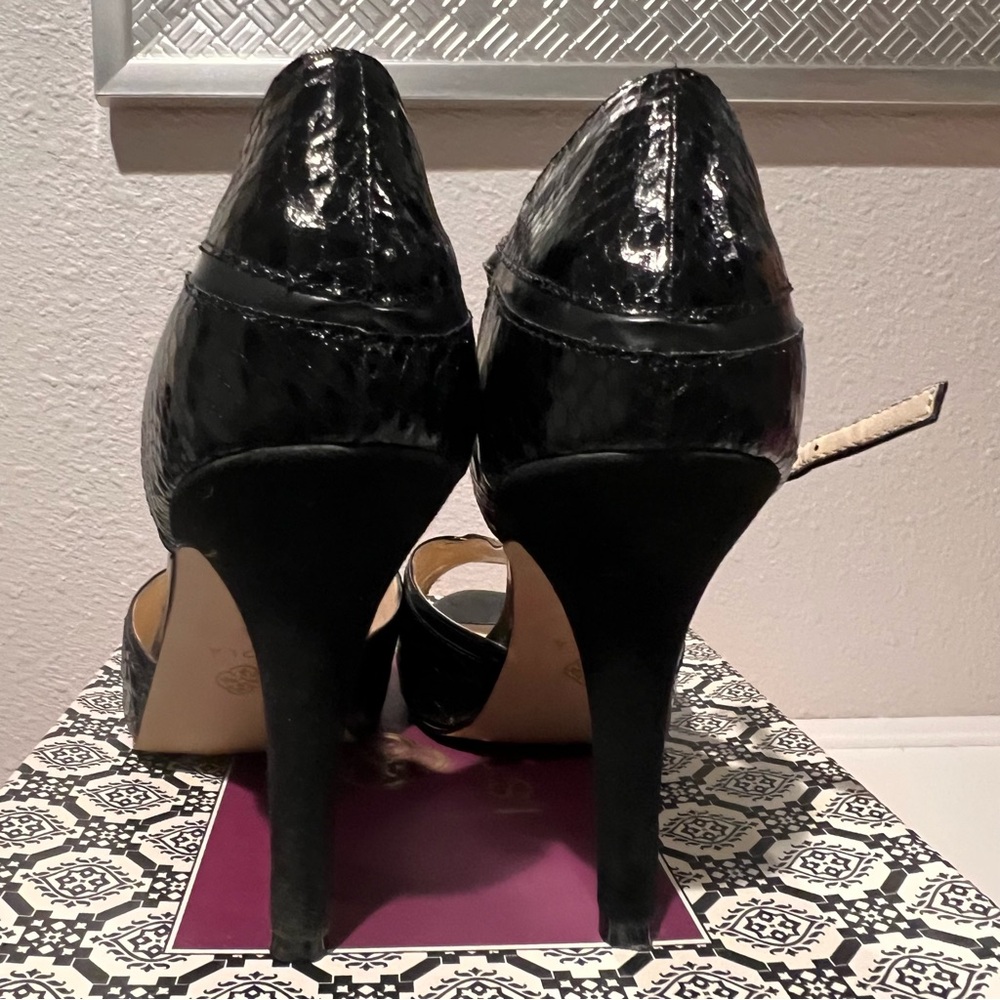 Isola Catalina Black King Suede Snake Print Peep Toe T Strap Heels Size 9.5 - Picture 3 of 13
